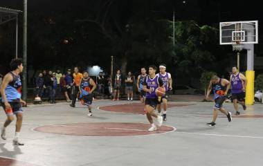 En la cancha del parque Ángel Flores, el Torneo de Baloncesto Marinos vivió duelos cerrados y llenos de intensidad.