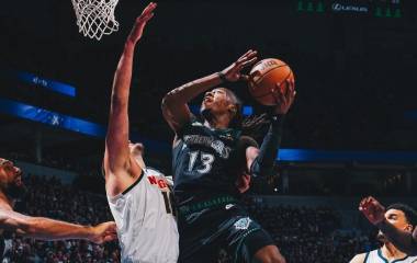 Ayo Dosunmu anotó 43 puntos para llevar a los Wolves a la victoria.