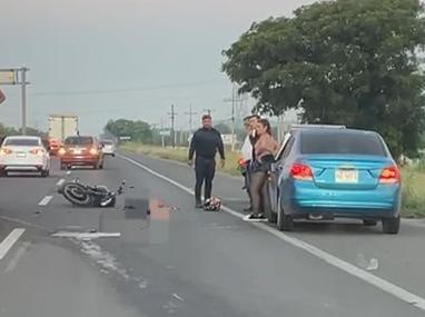 Motociclista muere en el IMSS tras ser arrollado por taxi rojo en Mazatlán