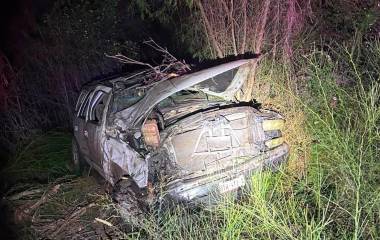 Una Chevrolet Tahoe quedó severamente dañada tras volcarse en una carretera de Guasave.