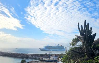 Llegada a Mazatlán del crucero turístico Navigator of the Seas.