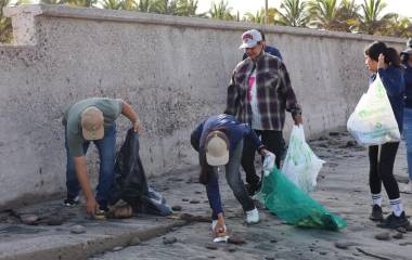 Jornada de limpieza en Playa Ceuta.