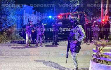 Elementos de seguridad resguardaron el negocio de sushi donde dos hombres fueron asesinados a balazos este viernes en Culiacán.
