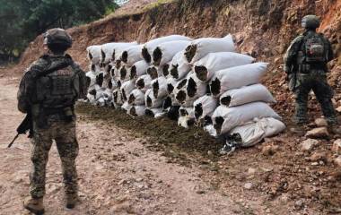 Elementos del Ejército resguardan la droga asegurada en un camino vecinal de la comunidad de Los Otates.
