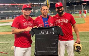 Javier “Chicharito” Hernández fue el encargado de lanzar la primera bola previo al encuentro entre Rangers y Azulejos en Arlington.