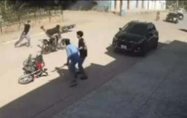 Los adolescentes arribaron en motocicletas a las afueras de una escuela primaria y posteriormente trasladaron el altercado a las inmediaciones de la plazuela local.