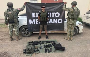 Elementos de las fuerzas federales resguardan el equipo táctico y armamento asegurado en Mazatlán.