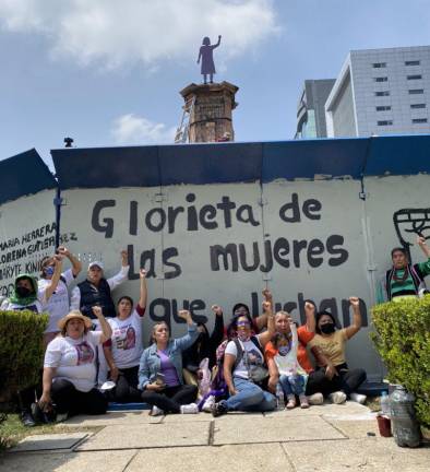Glorieta de mujeres que luchan: madres buscadoras develan antimonumento para reemplazar escultura de Colón en la CDMX