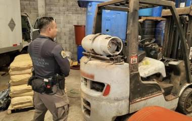 Elementos federales resguardan el material ilícito asegurado en un inmueble en Culiacán.