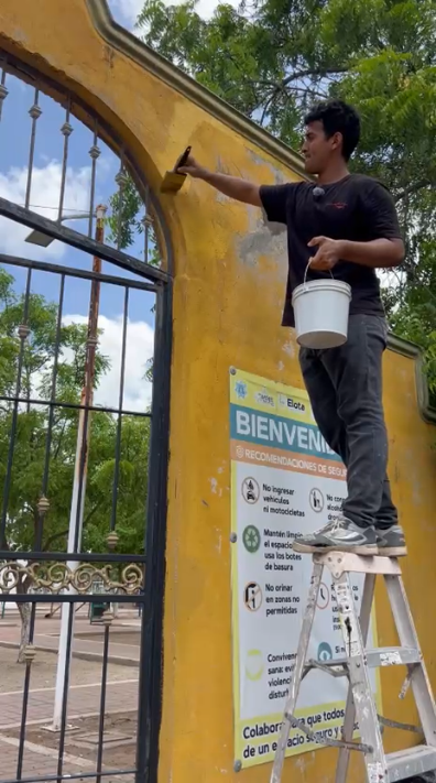 $!Paben, el joven que por iniciativa propia se dedica a embellecer y reparar espacios públicos de Elota