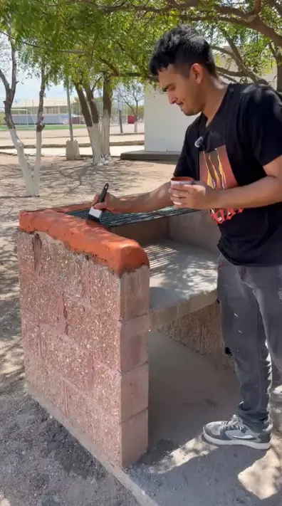 $!Paben, el joven que por iniciativa propia se dedica a embellecer y reparar espacios públicos de Elota