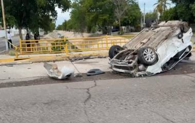 Una mujer perdió la vida tras salir proyectada de un vehículo y caer al Dren Juárez durante un choque en la Colonia Rubén Jaramillo, en Los Mochis.