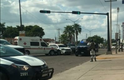 Choca ambulancia de Cruz Roja contra una camioneta en la que circulaba un grupo armado en Culiacán