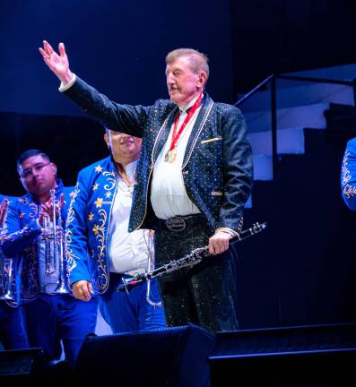 Don Germán Lizárraga celebra 75 años de trayectoria con el lanzamiento de un álbum en vivo que revive el homenaje que recibió durante el Carnaval Internacional de Mazatlán 2026.