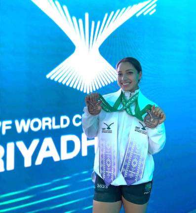 Irene Borrego muestra las dos medallas de bronce que ganó en el Campeonato Mundial de Halterofilia que se disputa en Riad.