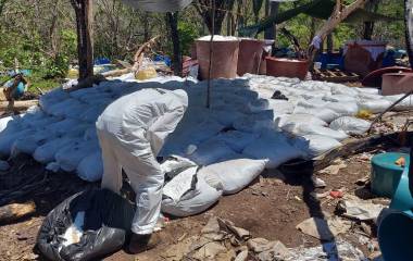Fuerzas federales localizaron y desmantelaron laboratorios clandestinos de metanfetamina en zonas serranas de Sinaloa.