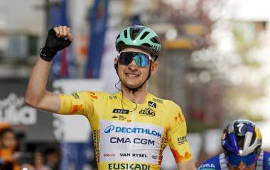 Con su tercera victoria de etapa, amplía ventaja en la clasificación general y se perfila como gran favorito al título.