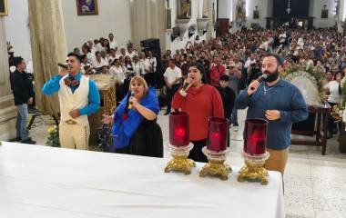 Cantantes sinaloenses se reunieron en el Santuario de Nuestra Señora del Rosario para ofrecer una serenata y entonar “Las Mañanitas” a la Virgen.
