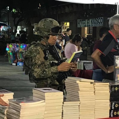 Marino suelta su arma y sostiene un libro en Feria de Acapulco... y se viraliza
