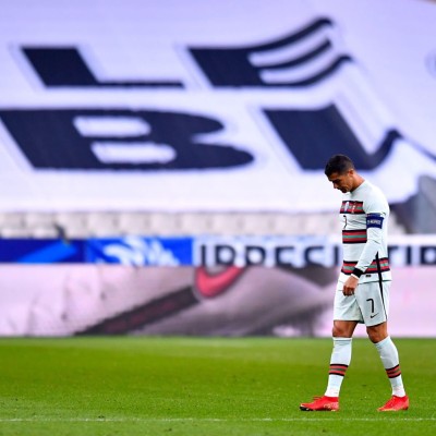 Cristiano sigue el entrenamiento de Portugal desde la terraza de su habitación.