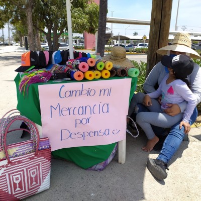 En Mazatlán, artesanos cambian sus productos por despensas