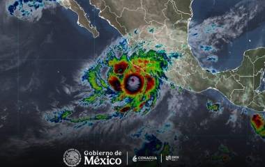 “Simón” se mantiene en categoría 4 de la escala Saffir-Simpson frente a las costas del Pacífico mexicano.