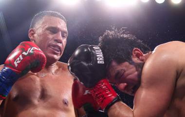 Gilberto “Zurdo” Ramírez (der.) sufrió un duro castigo de parte de David Benavidez.