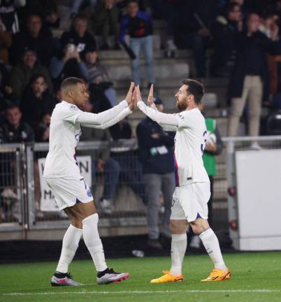 Kylian Mbappé y Lionel Messi celebran un gol.