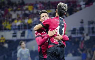 Alfonso González celebra con Diego González tras anotar el gol del triunfo del Atlas sobre el América.