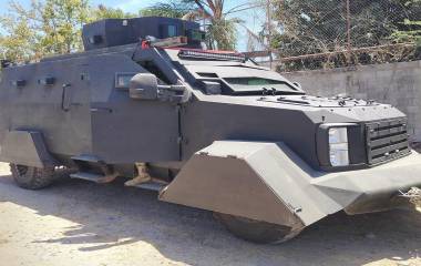Ejército Mexicano resguarda un vehículo modificado con blindaje artesanal en el municipio de Rosario