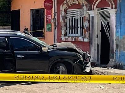 $!Camioneta choca contra vivienda en Mazatlán; ocupantes huyen del lugar