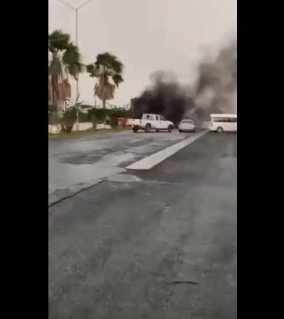 $!Queman vehículos y bloquean carreteras en Nuevo León