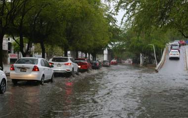 Algunas vialidades de Culiacán registran aumento en los niveles de agua tras las lluvias de la mañana de este lunes.