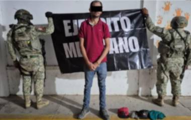 Autoridades militares trasladan al detenido y la evidencia asegurada ante el Ministerio Público local.