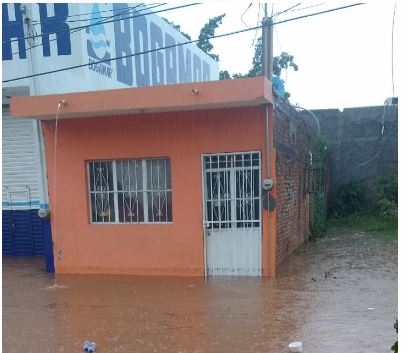 Reportan desbordamiento de arroyo Jabalines y canales pluviales; van por rescate de vecinos