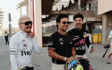 El mexicano Sergio Pérez (centro) cerró en la posición 14 del segundo día de pruebas de pretemporada 2026 en Bahréin.