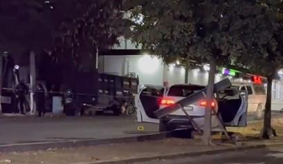 Una de las camionetas involucradas en la balacera de donde descendió un hombre herido.