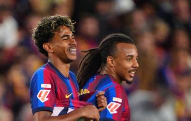 Lamine Yamal y Jules Koundé celebran.