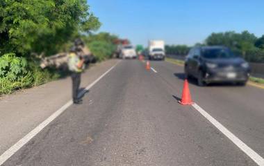Personal federal resguarda la zona carretera donde se registró un accidente.