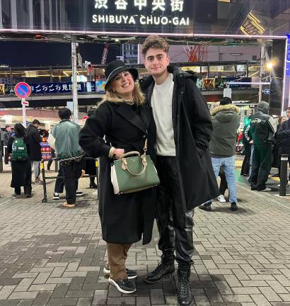 Erika Buenfil con su hijo Nicolás, disfrutan vacaciones en Japón.