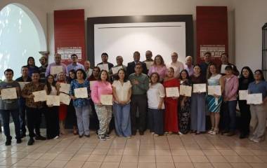 Autoridades de El Colegio de Sinaloa entregaron reconocimientos a los participantes de la cátedra.