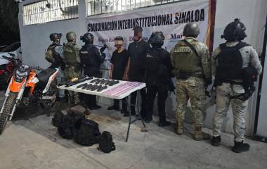 A los detenidos les aseguraron armas, droga y equipo táctico.