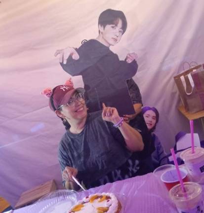 Ana Santos celebró un año más de vida con una fiesta inspirada en BTS, acompañada por amigos.