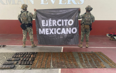 Armamento y equipo táctico incautados en la zona rural de Mazatlán por el Ejército.