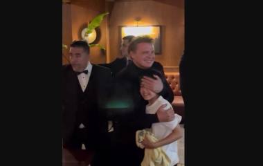 Luis Miguel saluda a uno de sus fans más pequeños en un restaurante de Chile.