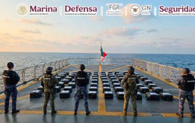 Personal de la Marina resguarda los 80 bultos con presunta droga asegurados frente a Guerrero.