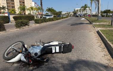Un motociclista perdió la vida tras impactarse contra una palmera en Bulevard Marina Mazatlán.
