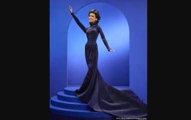 La muñeca de Céline Dion recrea el icónico vestido azul marino de los Oscar.