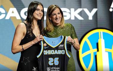 Gabriela Jaquez (extrema derecha) formó parte del grupo de jugadoras invitadas por la WNBA para estar presentes en Nueva York para el Draft.