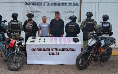 Dos civiles fueron detenidos con armas, presunta droga y dos motocicletas en Rosario, Sinaloa.